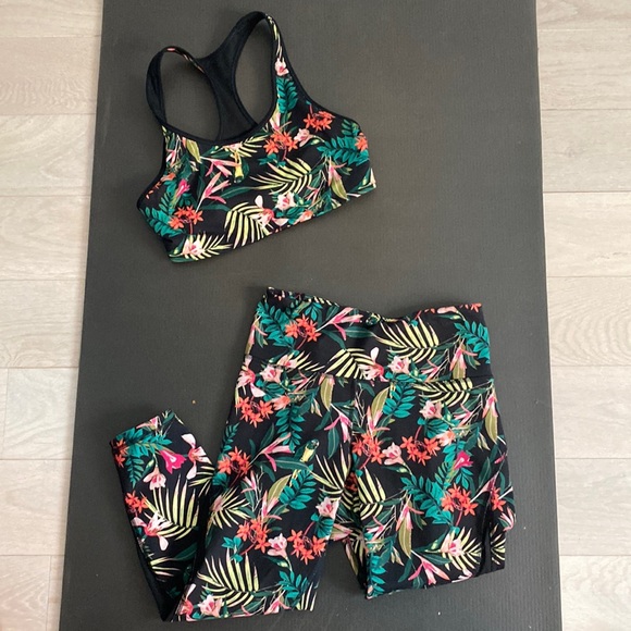 Old Navy Pants - Old Navy Active Set Sports Bra and Capris in Black Tropical Print - Medium